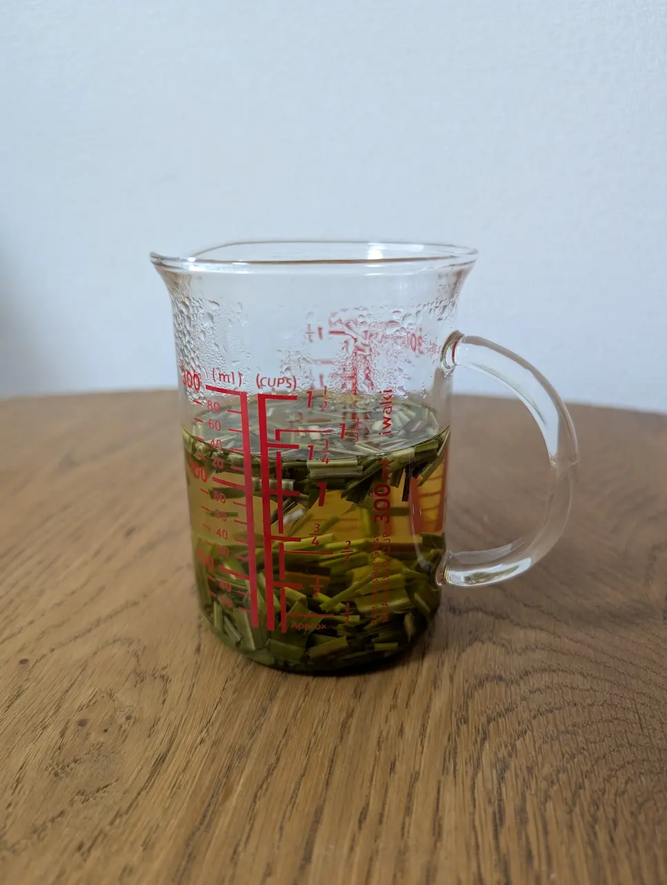 レモングラスのドライの葉のハーブティ（緑がかった薄茶色）