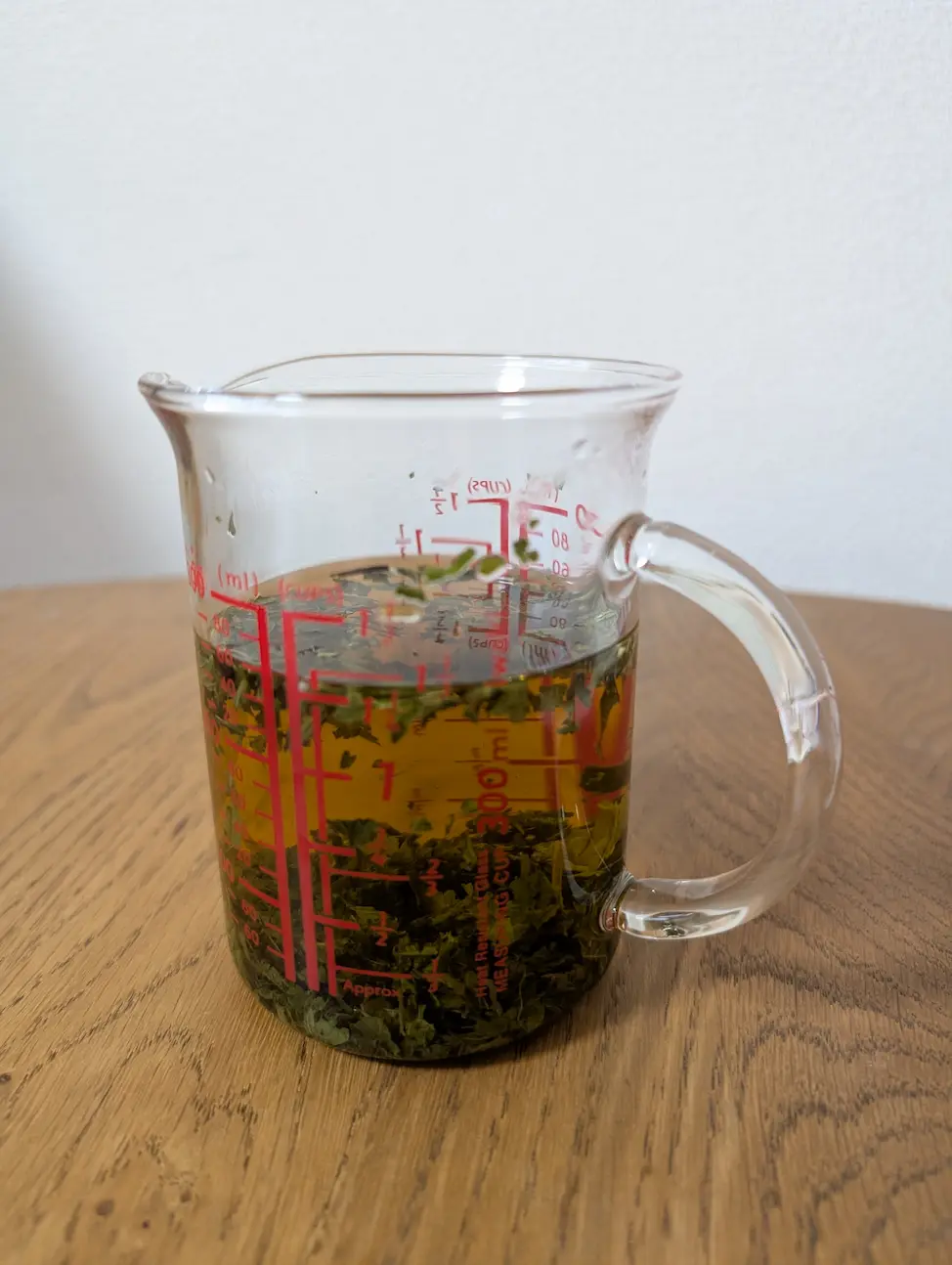 レモンバームのドライの葉のハーブティ（緑がかった茶色）